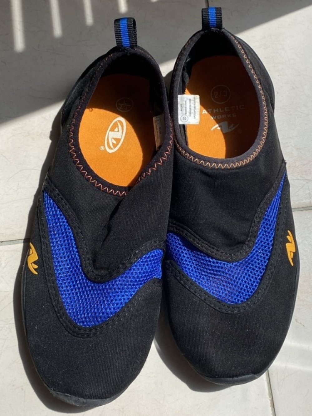 Boy’s non slip water shoes size 4-5
